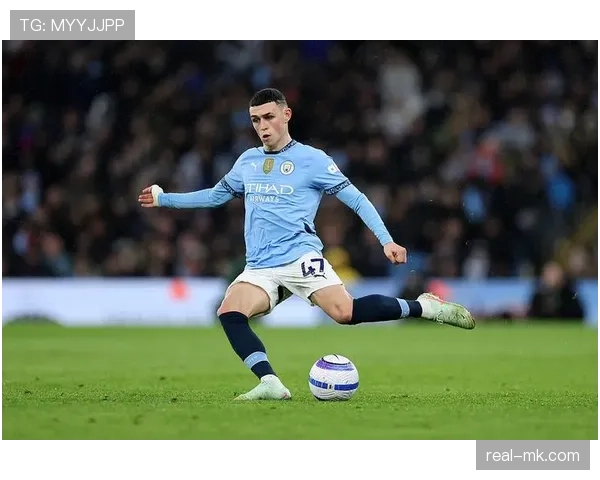 福登在曼城战术体系中的角色放大效应如何体现？