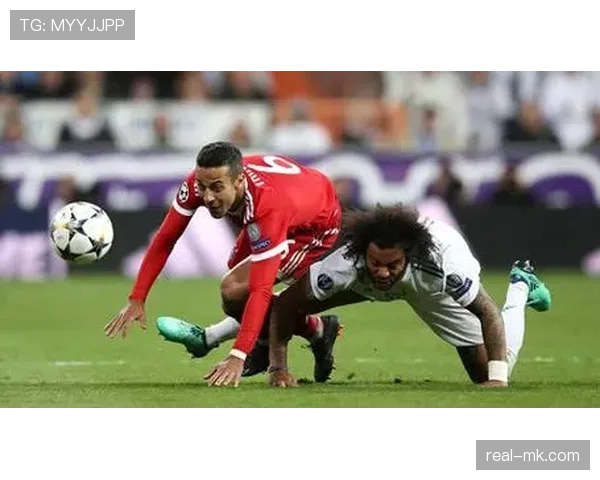 足球比赛规则如何界定“有意手球”与“无意触球”？