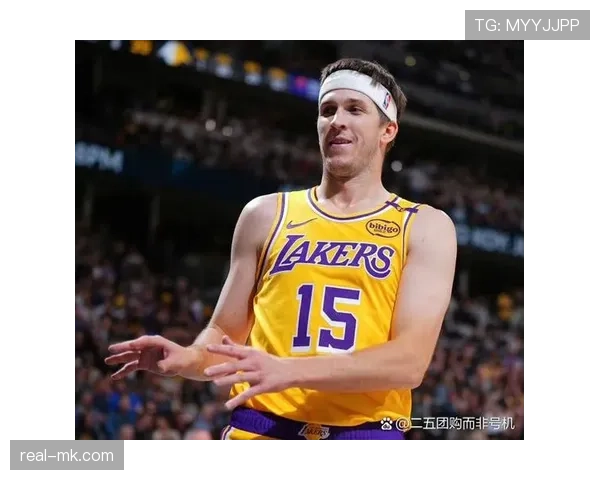 里夫斯无球跑动拉开空间，改变湖人进攻结构