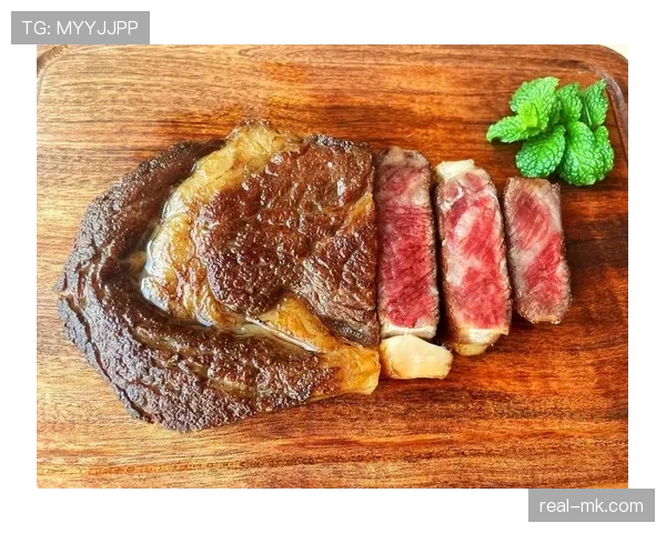 富里睡醒睁眼第一件事是往嘴里塞三块牛排？